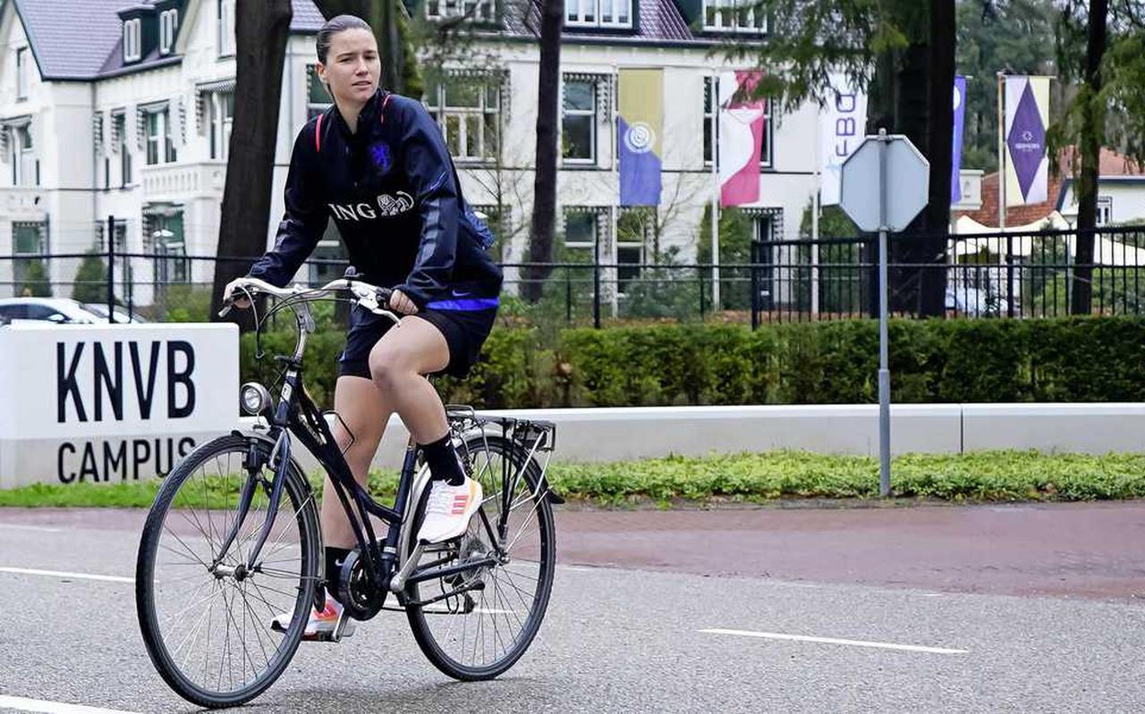 Damaris Egurrola op de fiets naar de training van Oranje. Damaris Egurrola op de fiets naar de training van Oranje.