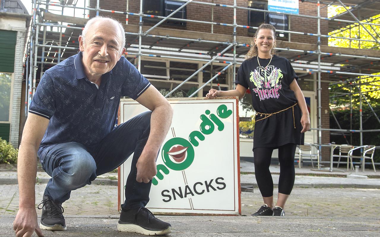 Bé Kiewiet voor het pand waar hij tientallen jaren vis en snacks verkocht. Na een grootschalige verbouwing gaat Vanessa Derks (rechts) daarmee verder. Bé Kiewiet voor het pand waar hij tientallen jaren vis en snacks verkocht. Na een grootschalige verbouwing gaat Vanessa Derks (rechts) daarmee verder.