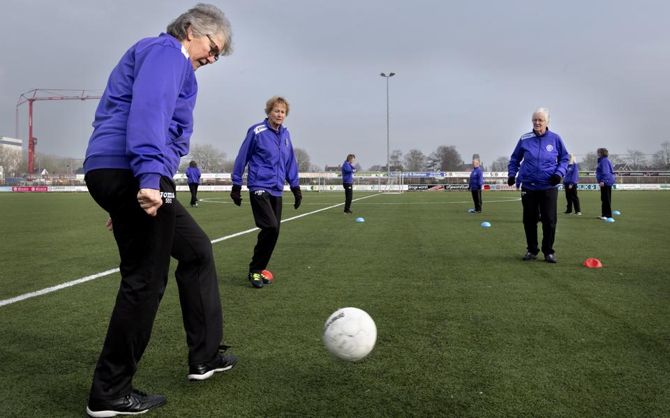 Wandelvoetbal voor vrouwen probeert voet aan de grond te krijgen in