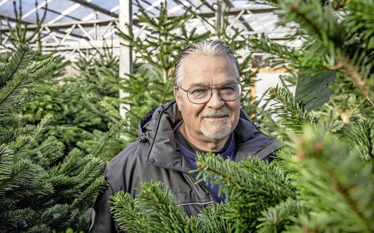 Kees Poppelaars: „Een plastic boom uit China is niet minder belastend dan een echte boom die tien jaar CO2 heeft opgeslagen.” Kees Poppelaars: „Een plastic boom uit China is niet minder belastend dan een echte boom die tien jaar CO2 heeft opgeslagen.”