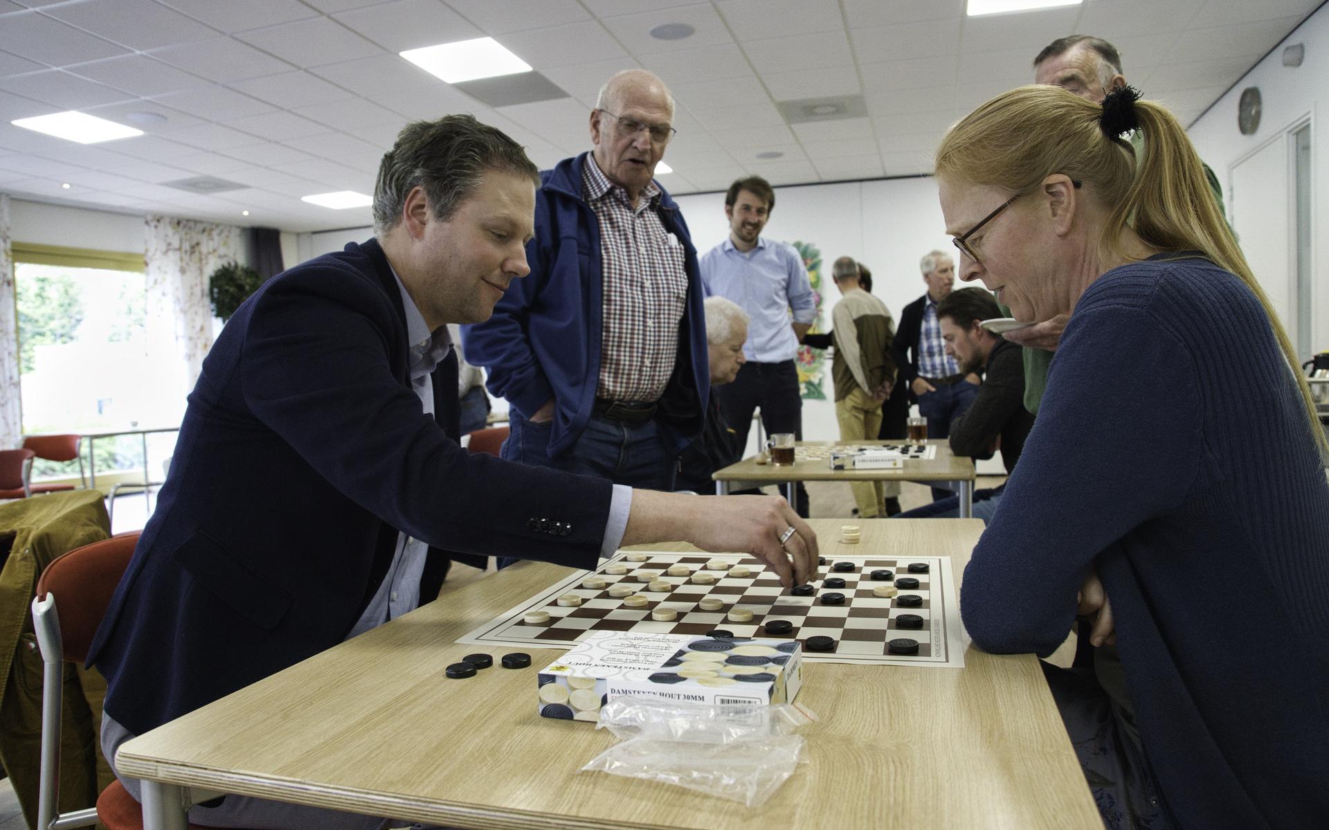 De beide wethouders aan zet, met Dennis Bouwman op de voor- en Erjen Derks op de achtergrond.