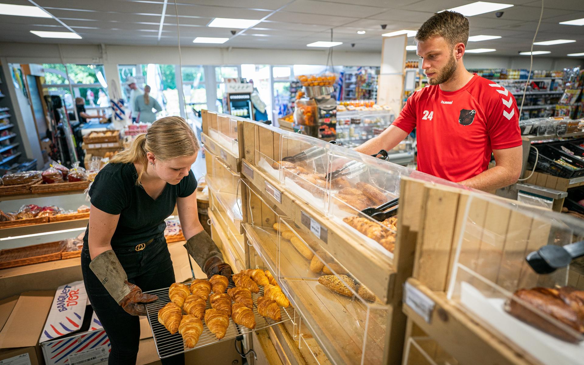 De kampwinkel door de lens van Jaspar Moulijn: Brood- en banketverkoopster in Earnewâld | de kampwin