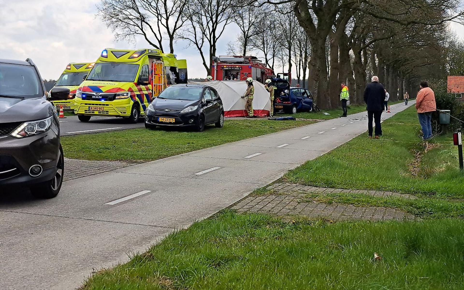 Op de Slenerweg (N376) vond donderdagmiddag een eenzijdig ongeval plaats. Een automobilist knalde frontaal op een boom.