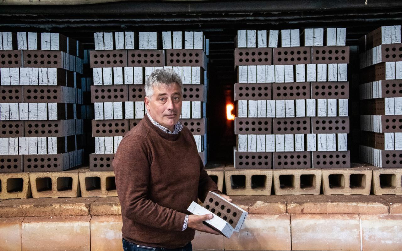 Directeur Geert Jan Strating: ,,Aannemers willen nu prijzen weten. Maar die kan ik niet geven.'' Directeur Geert Jan Strating: ,,Aannemers willen nu prijzen weten. Maar die kan ik niet geven.''