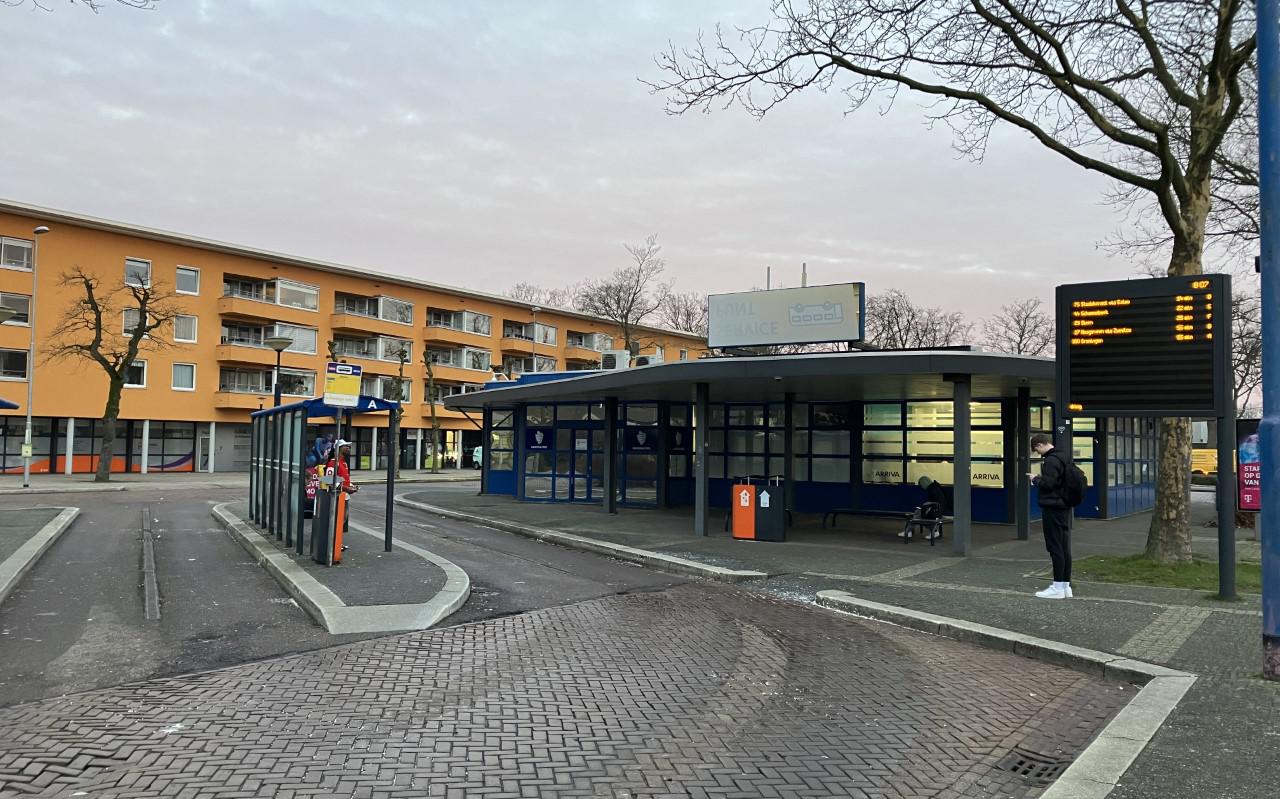 Het nagenoeg lege busstation in Emmen.