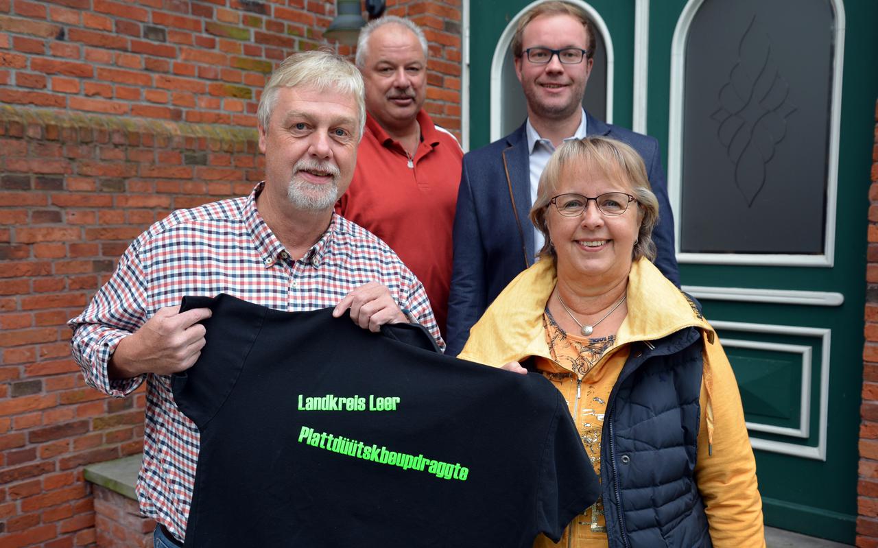 De 'streektaalvertegenwoordigers' in Leer met links voor, Jan-Martin Donker, Gertrud Reitmeyer, linksachter Artur Reents en rechtsachter Markus Harms.