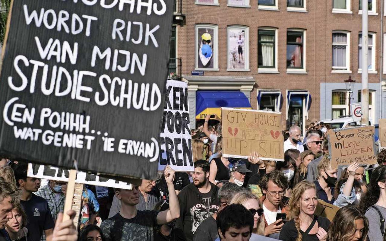 Jongeren protesteren tijdens het woonprotest ook tegen het feit dat zij door hun studieschuld geen huis meer kunnen kopen. Jongeren protesteren tijdens het woonprotest ook tegen het feit dat zij door hun studieschuld geen huis meer kunnen kopen.