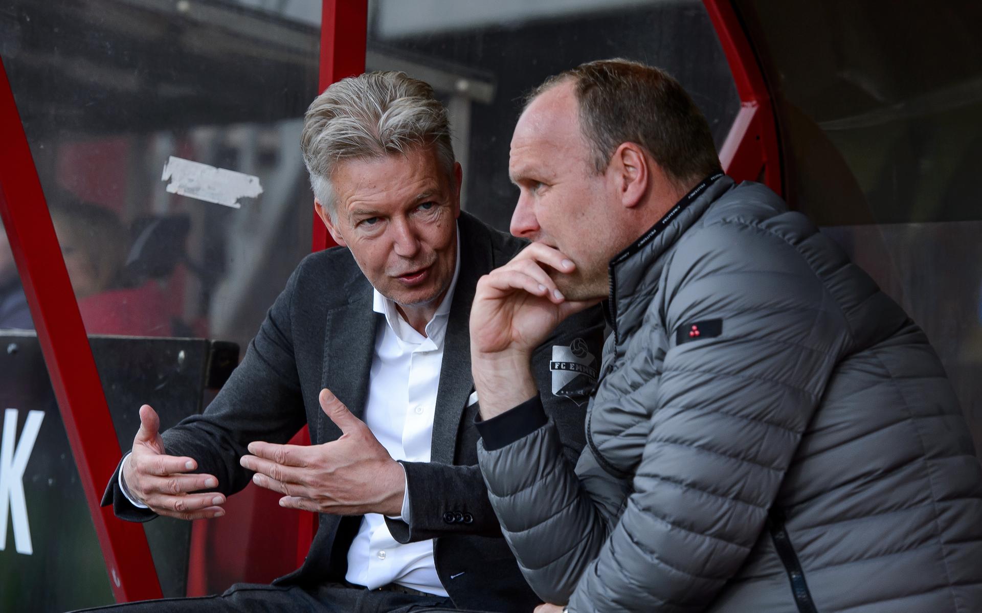 Een vertrouwd maar eindig beeld in Emmen: voorzitter Ronald Lubbers in overleg met coach Dick Lukkien.