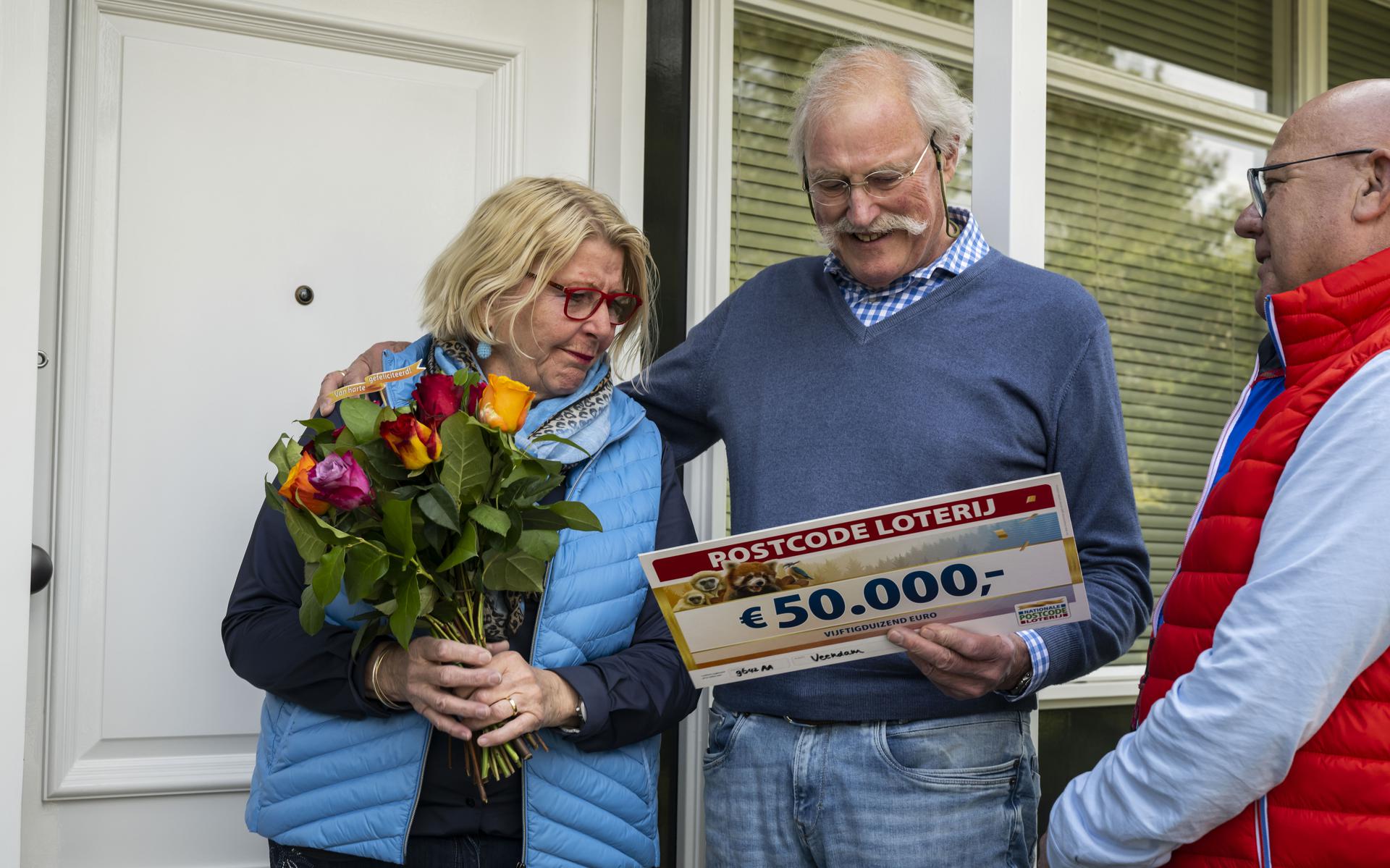 Jan en Marianne worden verrast met een cheque van 50.000 euro.