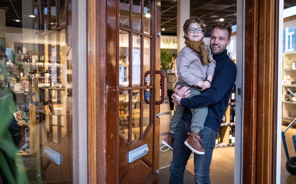 Wijnwinkel De Roemer gaat per 18 februari dicht. Eigenaar Jurjen met zijn zoon Lenn. 