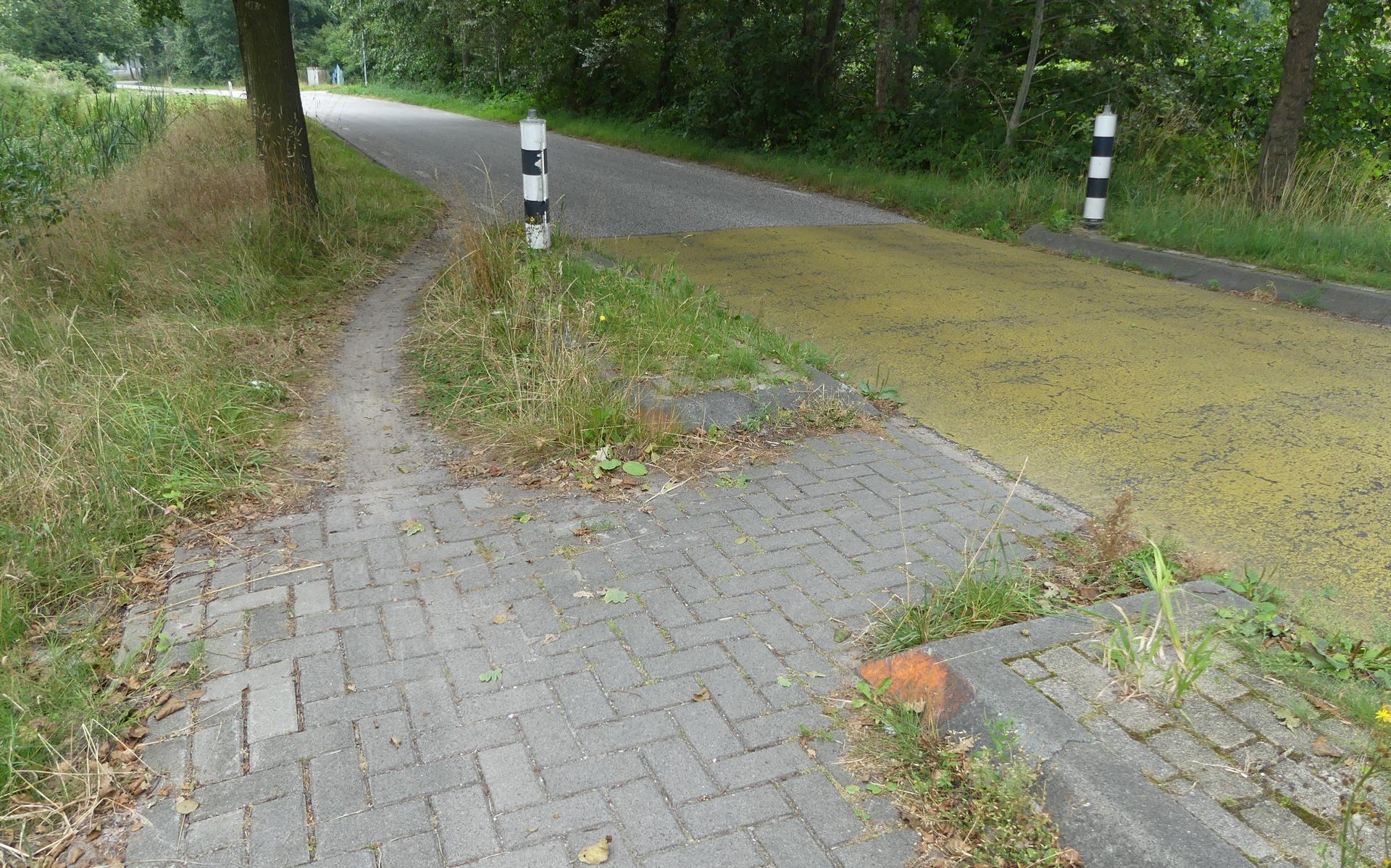 De oranje hoek laat zien waar driewielers of 'gewone' fietsers met hun pedalen kunnen opkomen en dan vallen.