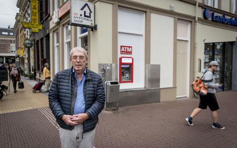 Henk Elzer staat voor de pinautomaat aan de Westerkade. Hij woont erboven en is bang voor een plofkraak.