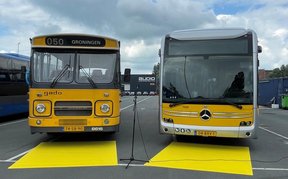 De bus van GADo uit 1980 naast de nieuwe Mercedes bus van Qbuzz.
