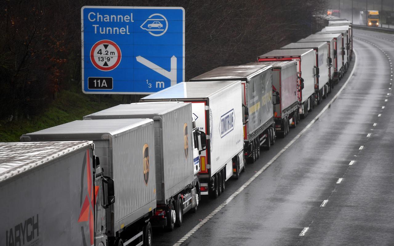 Vrachtwagens in de file op weg naar de tunnel bij Dover. Vrachtwagens in de file op weg naar de tunnel bij Dover.