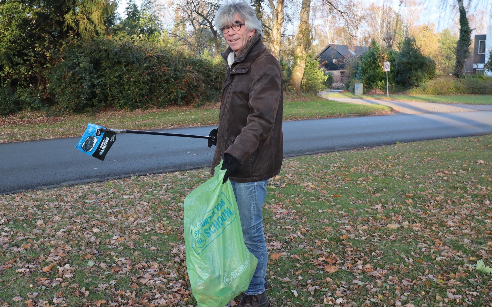Wytse Bouma uit Emmen is druk met oprapen van zwerfvuil in eigen wijk. ‘Alleen de regen houdt me teg