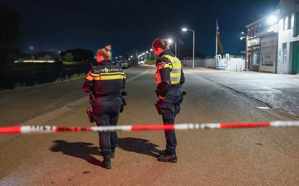 In de gevonden auto zijn volgens de politie meerdere lichamen aangetroffen.