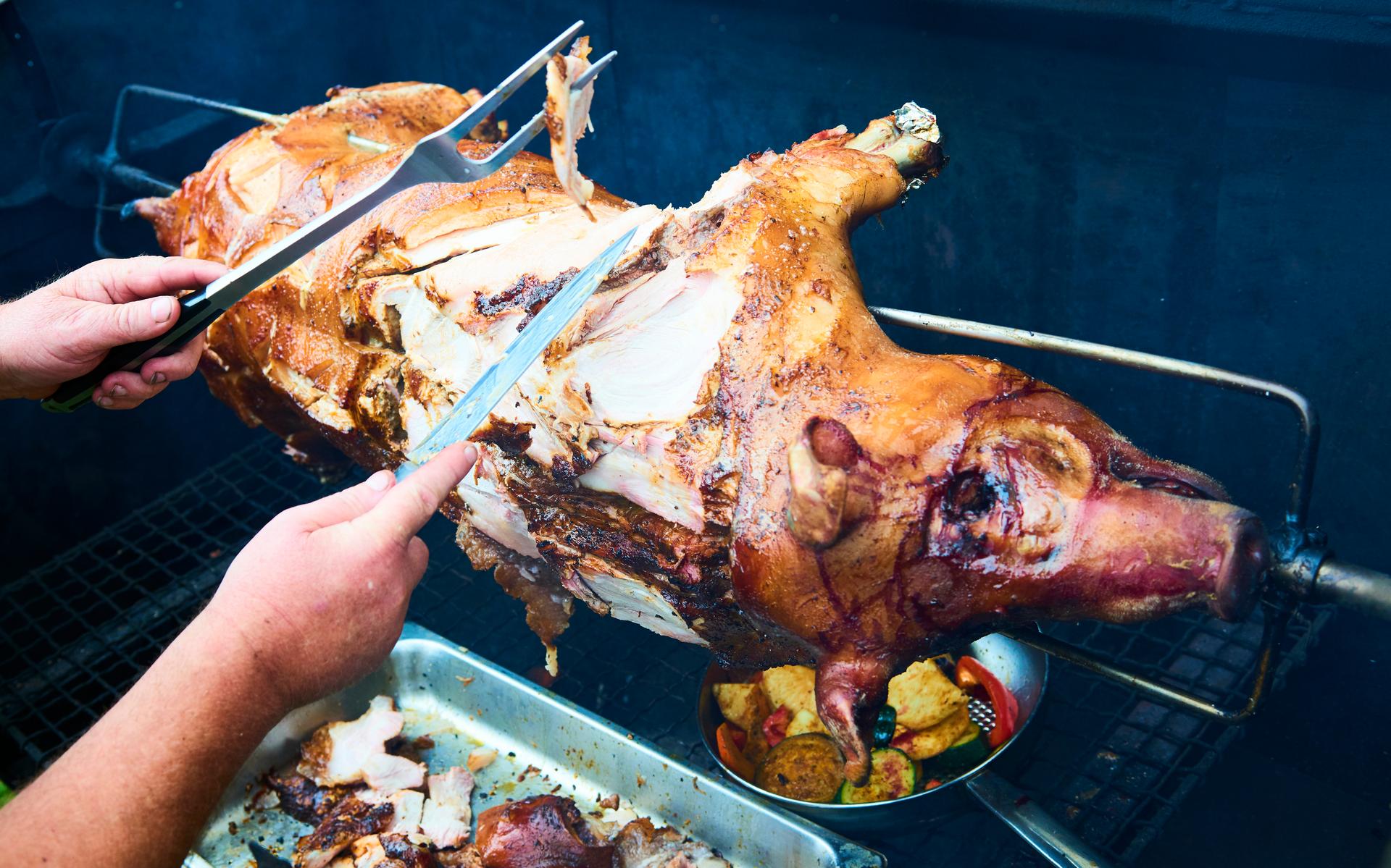 Geroosterd speenvarken kost vijf zeelieden bijna het leven. Kapitein vrachtschip krijgt tik op de vi
