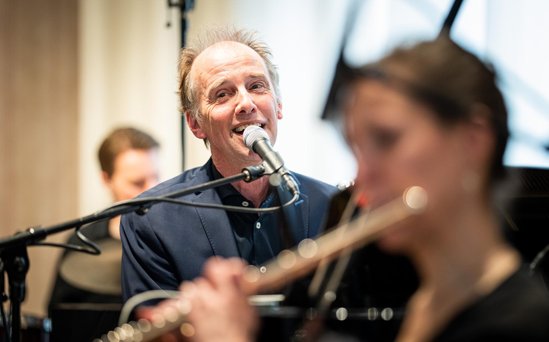 Freek Lagerweij zong en speelde met medemuzikanten in De Harmonie zijn liedjes