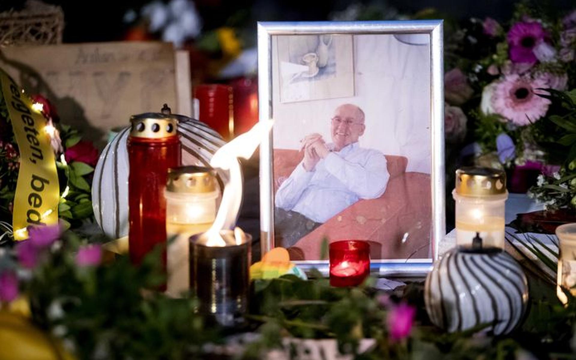 Bloemen en kaarsjes tijdens de herdenking van de 73-jarige Jan. Hij werd ernstig mishandeld door vijf jongeren in de Spijkerstraat in Arnhem.