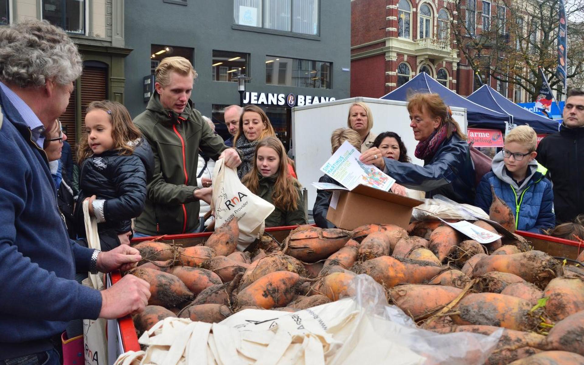 De Koninklijke Vereeniging voor Volksvermaken te Groningen deelt dit jaar voederbieten uit op de Vismarkt.