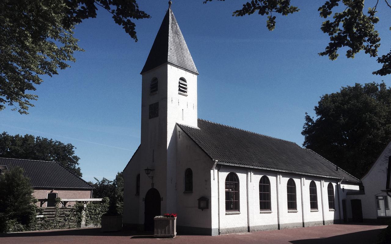 Alle hens aan dek voor het oude witte kerkje van Nieuw-Dordrecht. 'Je