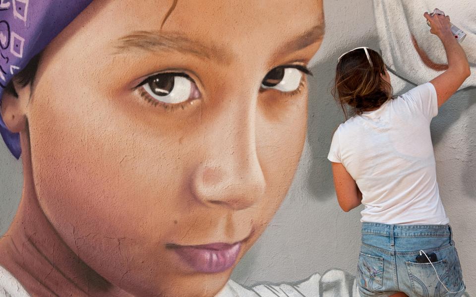 BK Foxx bezig met het kunstwerk 'Tuff'.