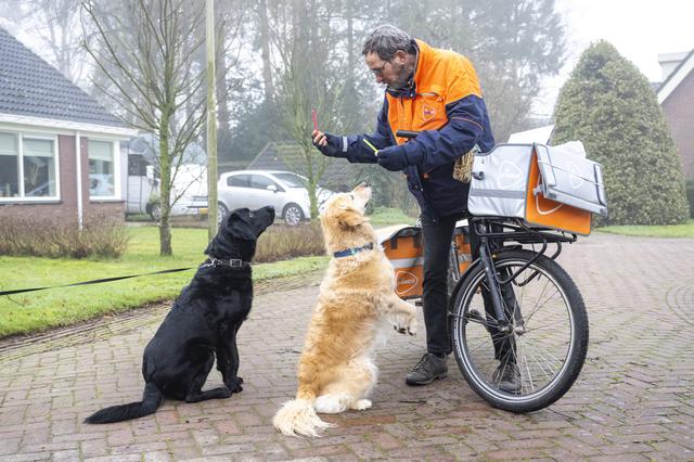 Postbode Simen (68) moet stoppen in Grolloo, maar dorp legt zich er niet bij neer