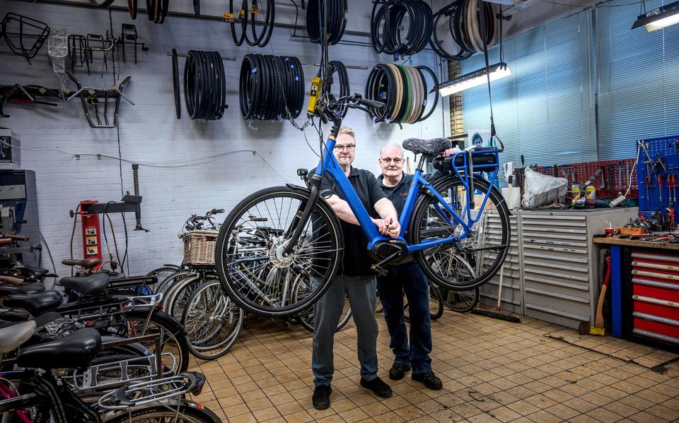 Peter Oest en Martin Haijkens stoppen met Paddepoel Fietsen