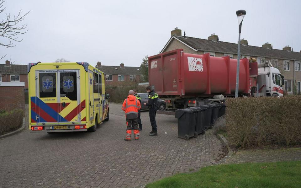 Oudere man die nog snel iets in de kliko gooit wordt aangereden door vuilniswagen in Appingedam. Oudere man die nog snel iets in de kliko gooit wordt aangereden door vuilniswagen in Appingedam.