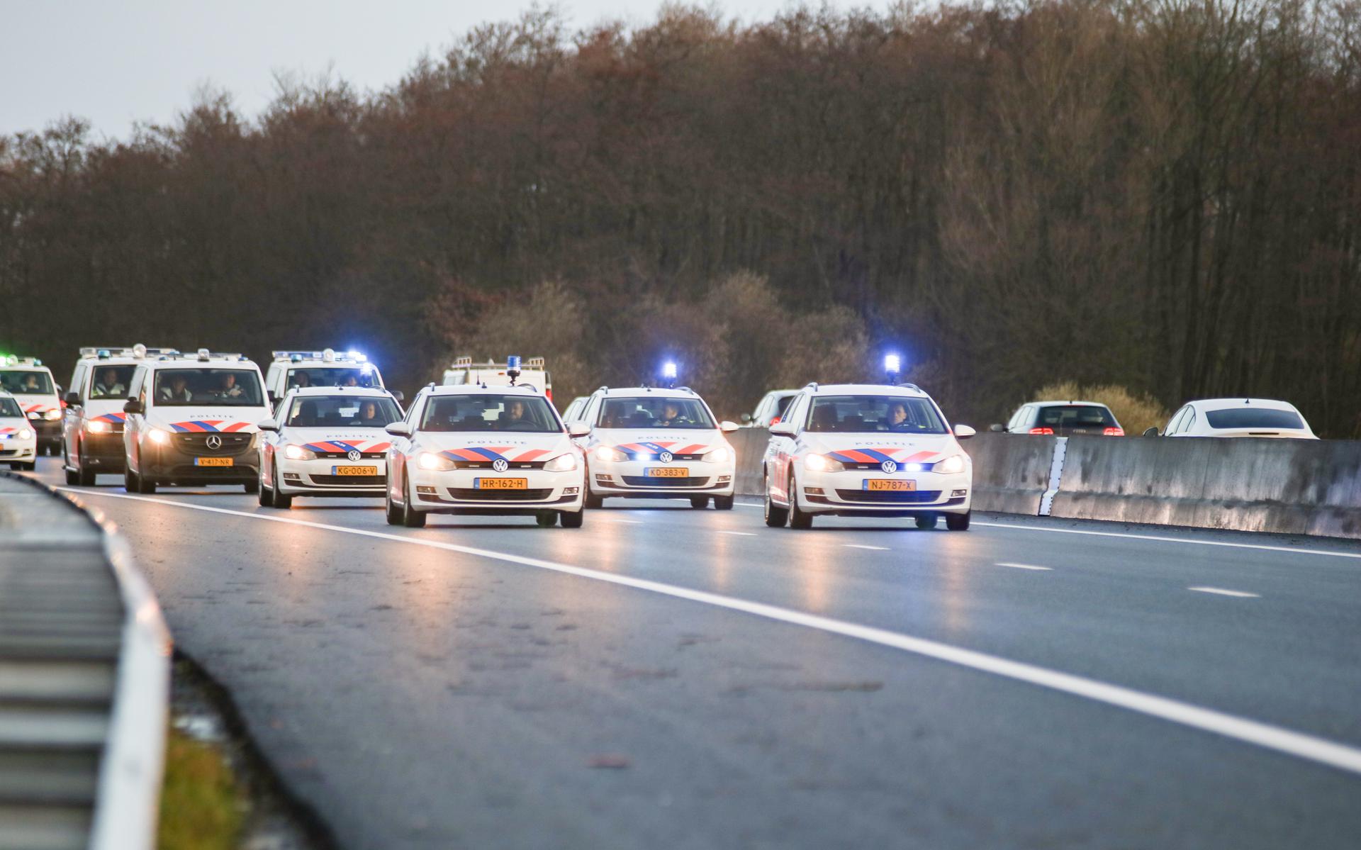 De actiecolonne rijdt met 66 kilometer per uur over de A28 bij Eelde. Foto: Venema Media