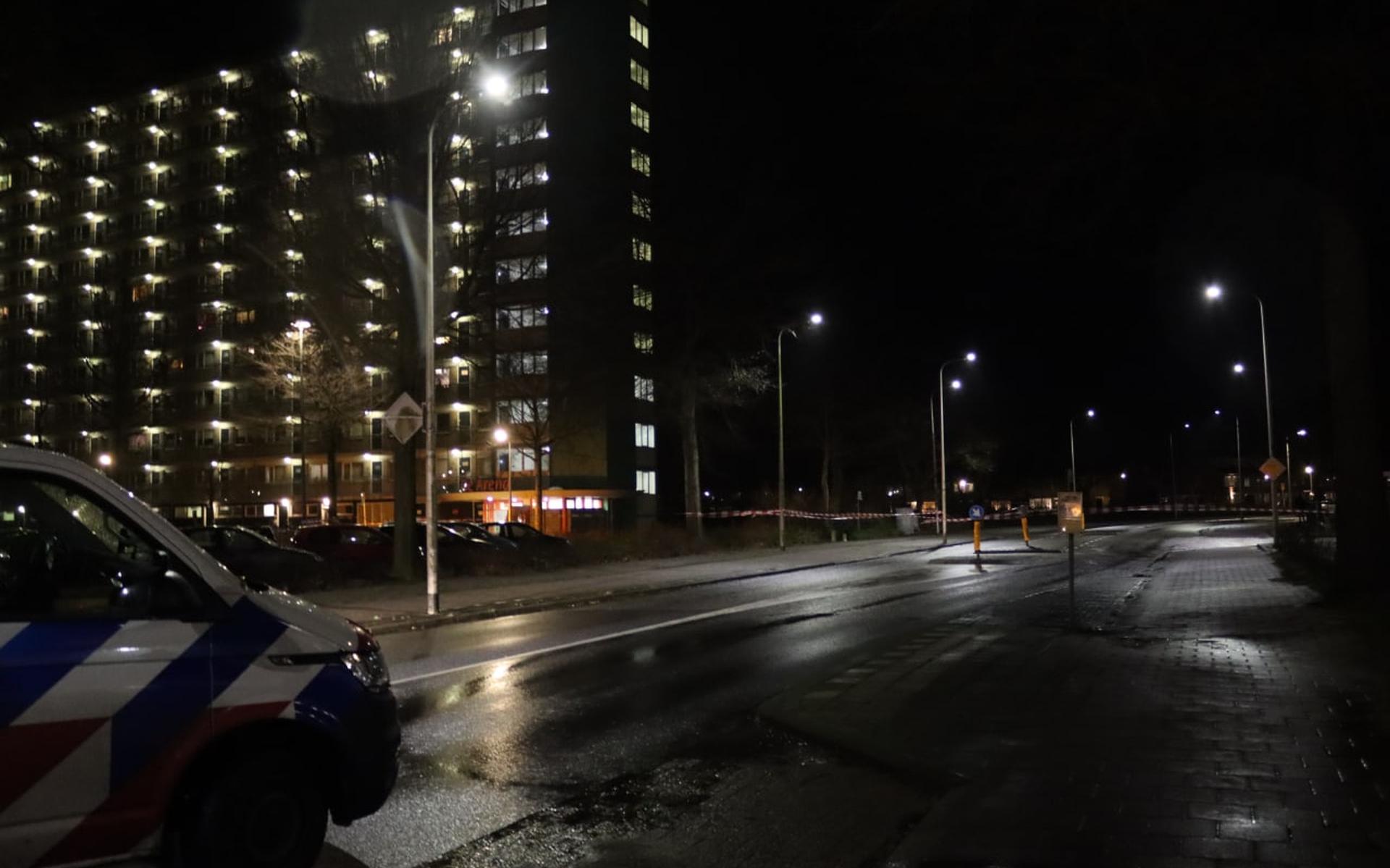 Deel van de Buizerdlaan is afgezet wegens vallend materiaal van flat De Arend.