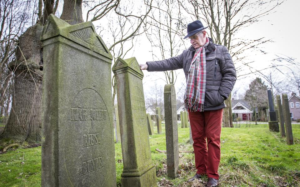 Tot vreugde van beheerder Willem Fokkens werd de Joodse begraafplaats in Bad Nieuweschans enkele jaren geleden opgeknapt