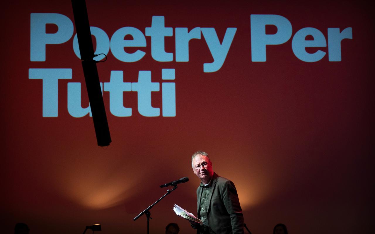 Levi Weemoedt draagt voor tijdens Poetry Per Tutti in Forum Groningen.