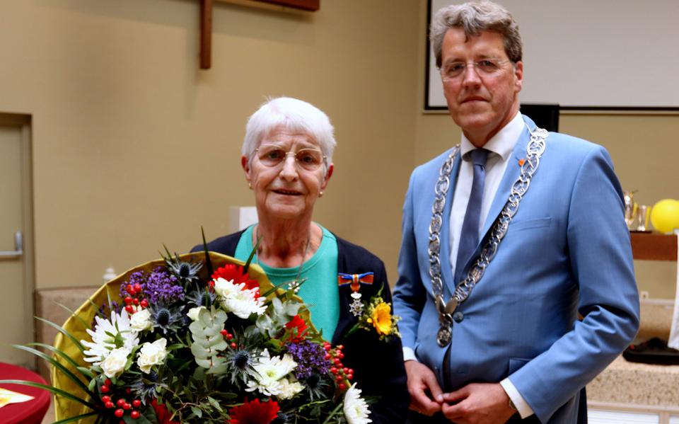 Burgemeester Eric van Oosterhout reikte het lintje uit aan Diny ten Hoor-Reurink.