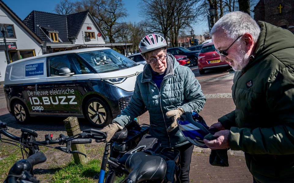 Arie en Ineke Dam zijn vanuit Zevenhuizen op de fiets naar de bus van Rondje Ereschuld in Norg gereden.