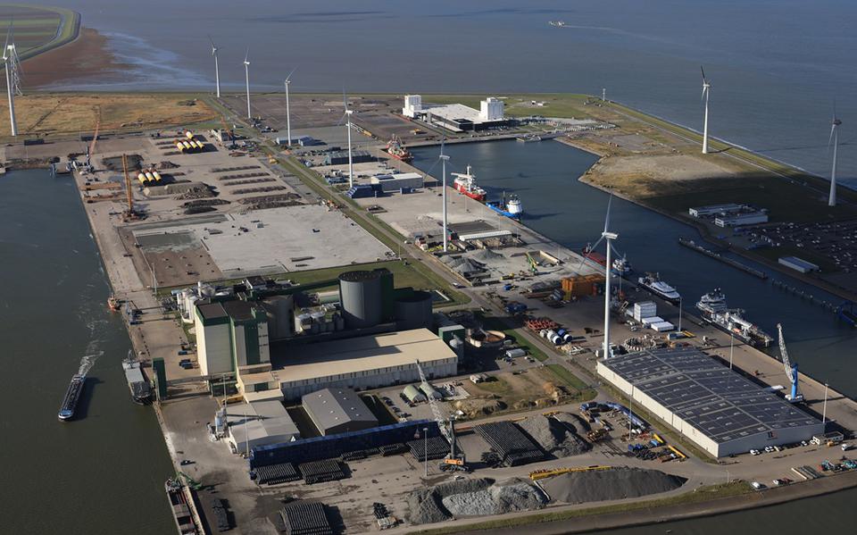 De Eemshaven krijgt in de loop van de komende jaren een installatie waarmee aangemeerde schepen op het elektriciteitsnet van de vaste wal kunnen worden aangesloten.