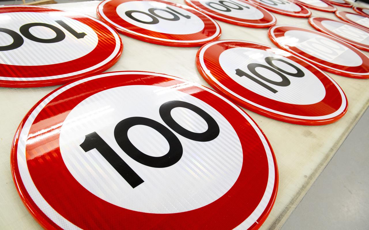 Sinds de geruchtmakende uitspraak van de Raad van State in mei 2019 probeert de overheid uit alle macht de stikstofuitstoot omlaag te brengen. De verlaging van de maximumsnelheid op de snelwegen is een van de maatregelen. Sinds de geruchtmakende uitspraak van de Raad van State in mei 2019 probeert de overheid uit alle macht de stikstofuitstoot omlaag te brengen. De verlaging van de maximumsnelheid op de snelwegen is een van de maatregelen.