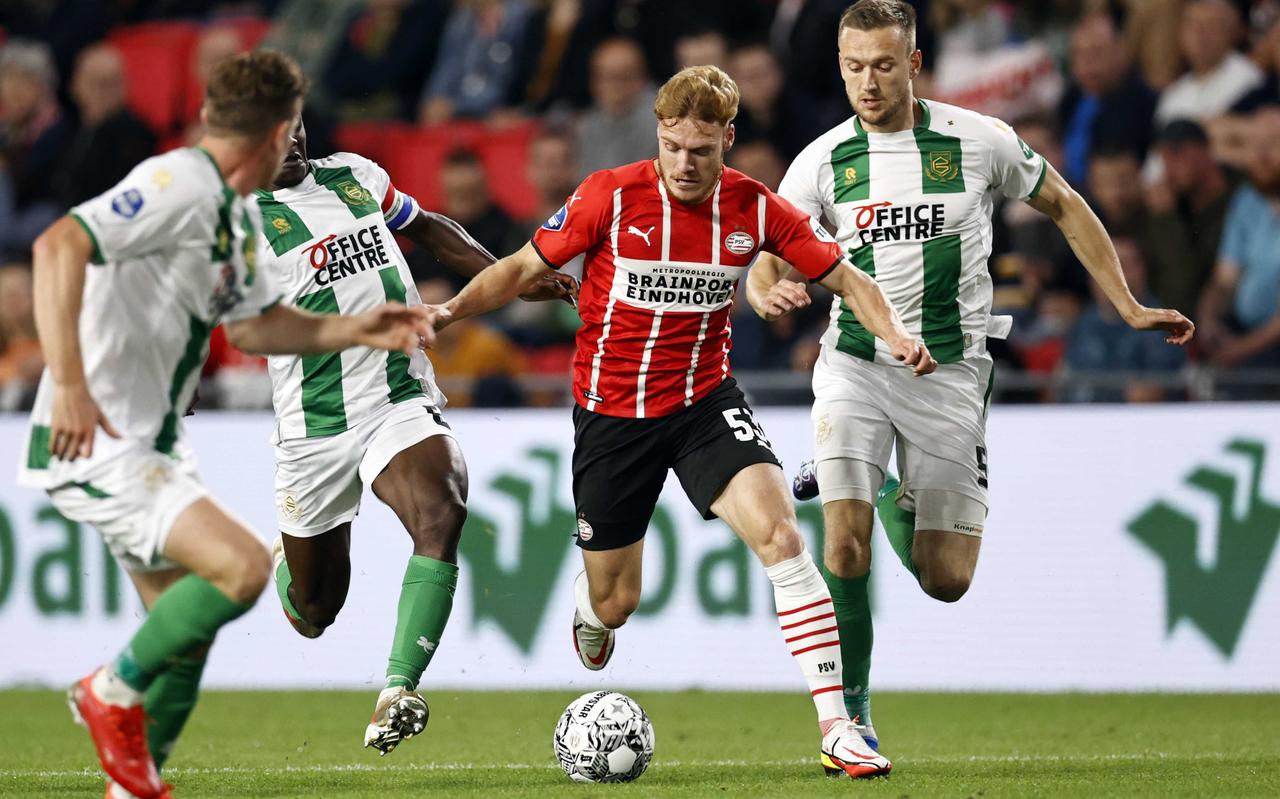 FC Groningen, hier met Azor Matusiwa, Wessel Dammers en Mike te Wierik, moest bij tijd en wijle alle zeilen bijzetten in Eindhoven. FC Groningen, hier met Azor Matusiwa, Wessel Dammers en Mike te Wierik, moest bij tijd en wijle alle zeilen bijzetten in Eindhoven.