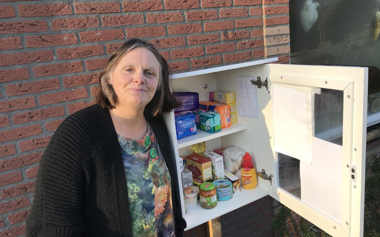Tineke Muller met haar voedsel- en weggeefkastje in Haren. 