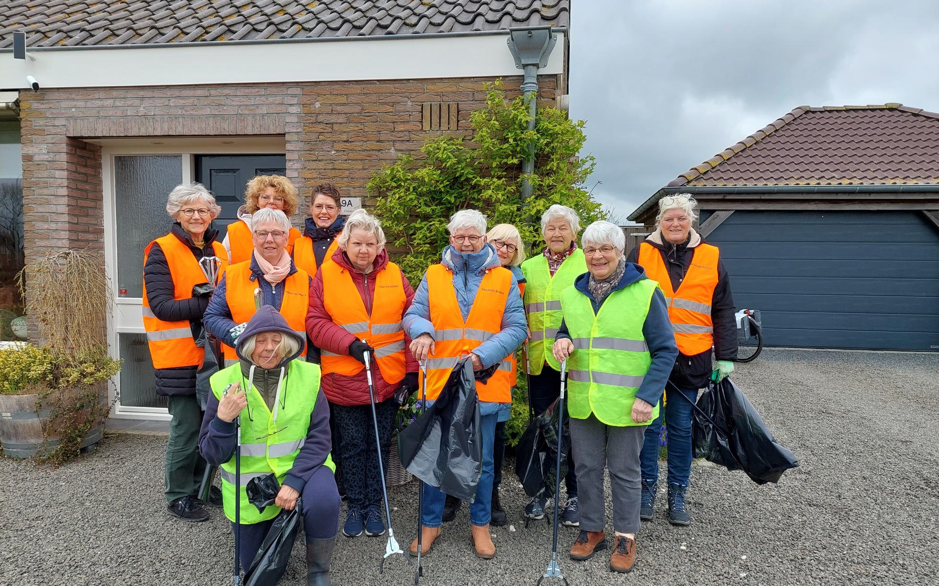 Aan de jaarlijkse prikactie namen twaalf dames van Vrouwen van Nu Oostwold deel.
