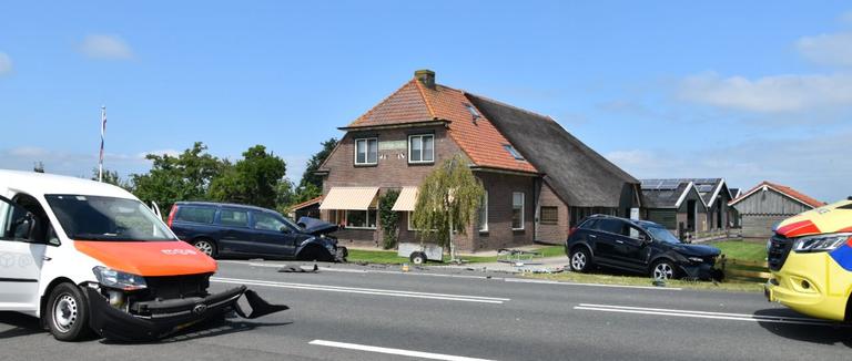 Gewonde bij flinke botsing op Zomerdijk. Gewonde bij flinke botsing op Zomerdijk.