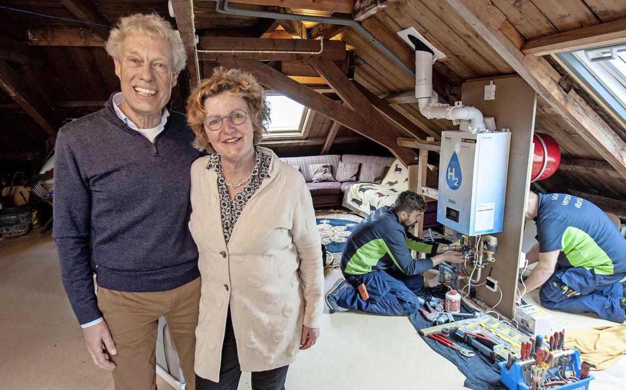 Bij Anne Marie en Martin Hovius in het Gelderse Lochem wordt de nieuw ontworpen cv-ketel die waterstof verbrandt, geïnstalleerd. Bij Anne Marie en Martin Hovius in het Gelderse Lochem wordt de nieuw ontworpen cv-ketel die waterstof verbrandt, geïnstalleerd.