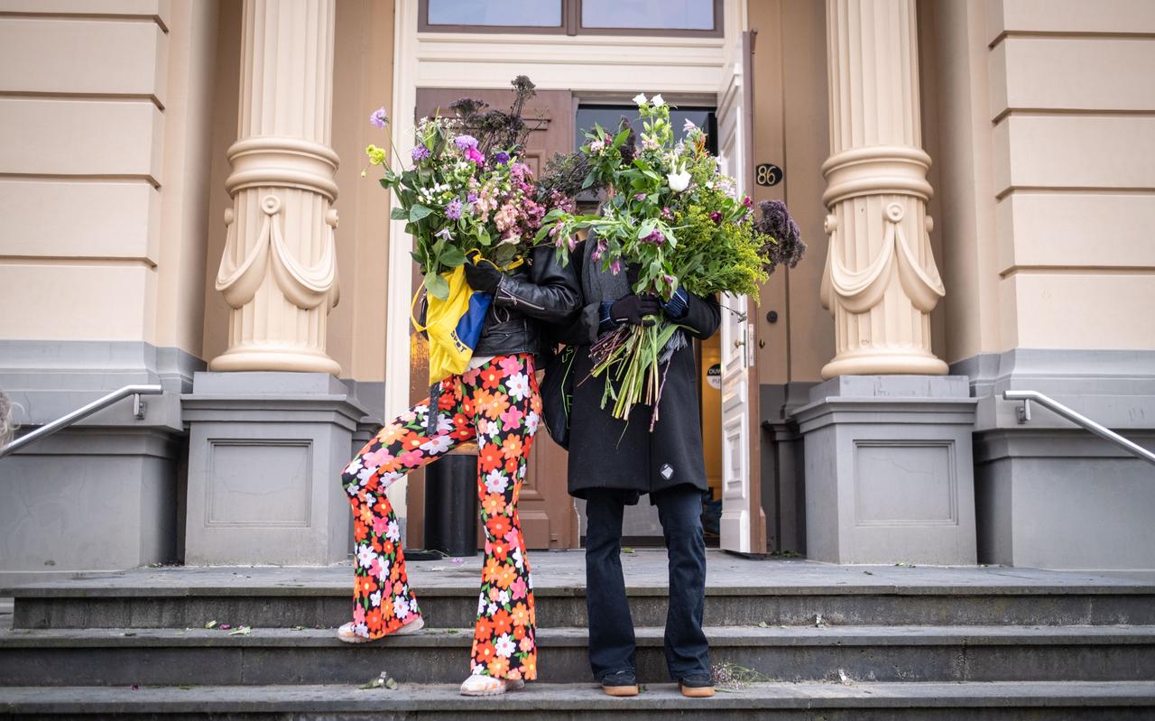 Theatermaker en -docent Afra Rijkhoff (links) en Forum-productieleider Anouk van Ochten (rechts) staan klaar bij de Stadsschouwburg om op pad te gaan. Theatermaker en -docent Afra Rijkhoff (links) en Forum-productieleider Anouk van Ochten (rechts) staan klaar bij de Stadsschouwburg om op pad te gaan.