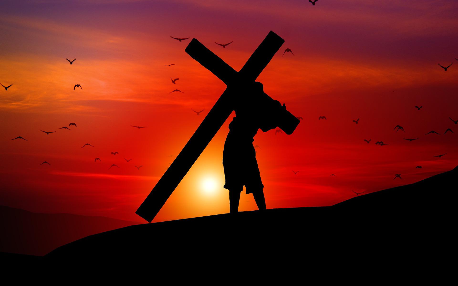 Het grote kruis van Lutje Passion moet minimaal door acht mensen worden gedragen.