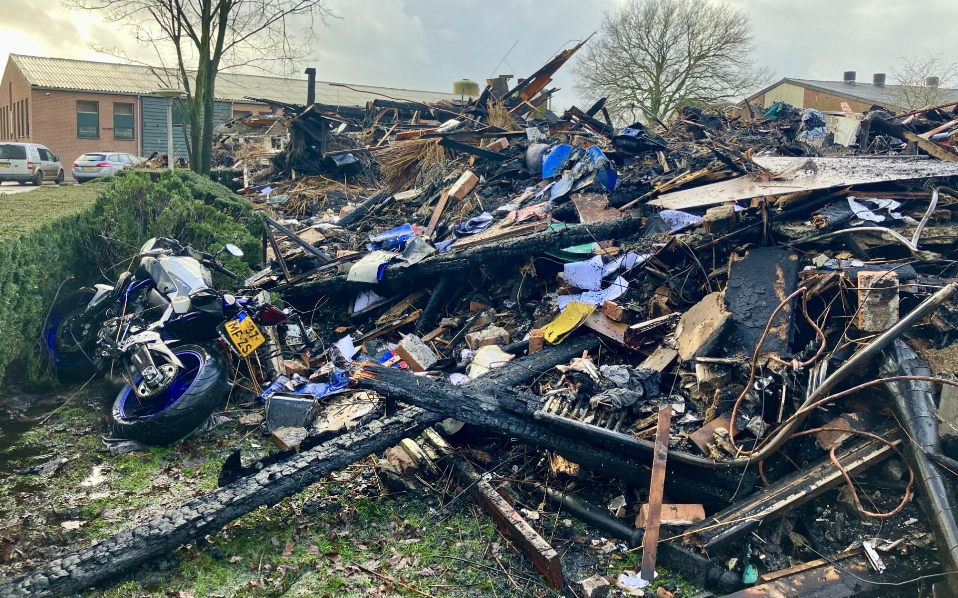 Felle brand verwoest woonboerderij in Eursinge: 'Alles is weg, maar gelukkig hebben we elkaar nog'