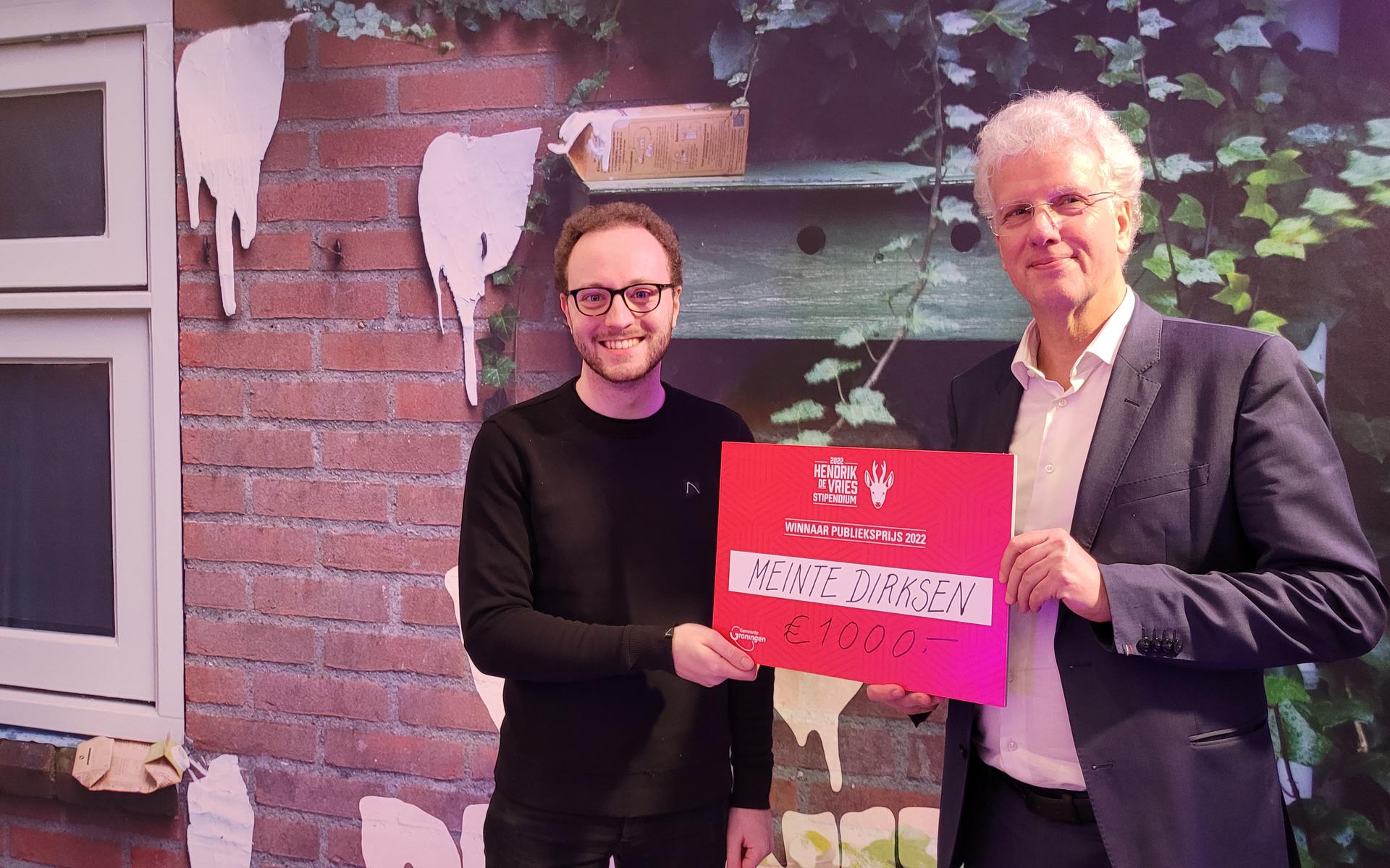 Meinte Dirksen ontving uit handen van Hans Langeveld, directeur Maatschappelijke Ontwikkeling van de gemeente Groningen, de prijs van duizend euro die Dirksen vrij mag besteden aan de ontwikkeling van zijn carrière.