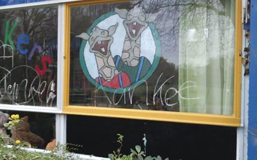 Vandalen bekladden ramen basisschool Emmerhout