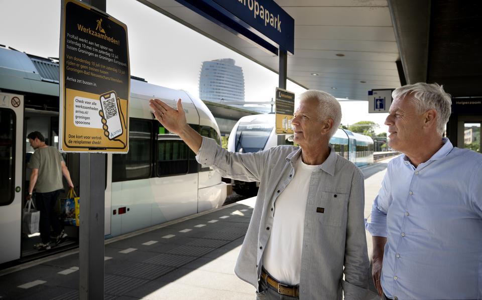 Ale Hijma (links) en Kees den Otter op station Europapark, al sinds 10 mei het vertrekpunt van de treinen richting Bad Nieuweschans en Veendam. Ze knutselden de nieuwe dienstregeling van Arriva in elkaar die op 13 juli ingaat. Dan rijden de treinen weer naar het Hoofdstation in Groningen.