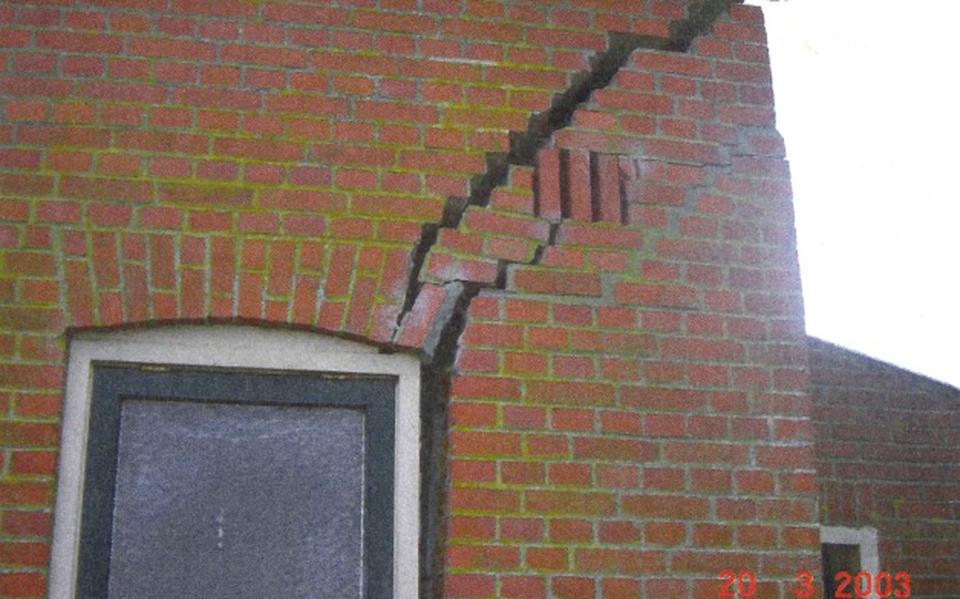 Een foto van 8 maart 2003 van constructieve schade aan een huis in Kantens na de aardbeving bij Middelstum