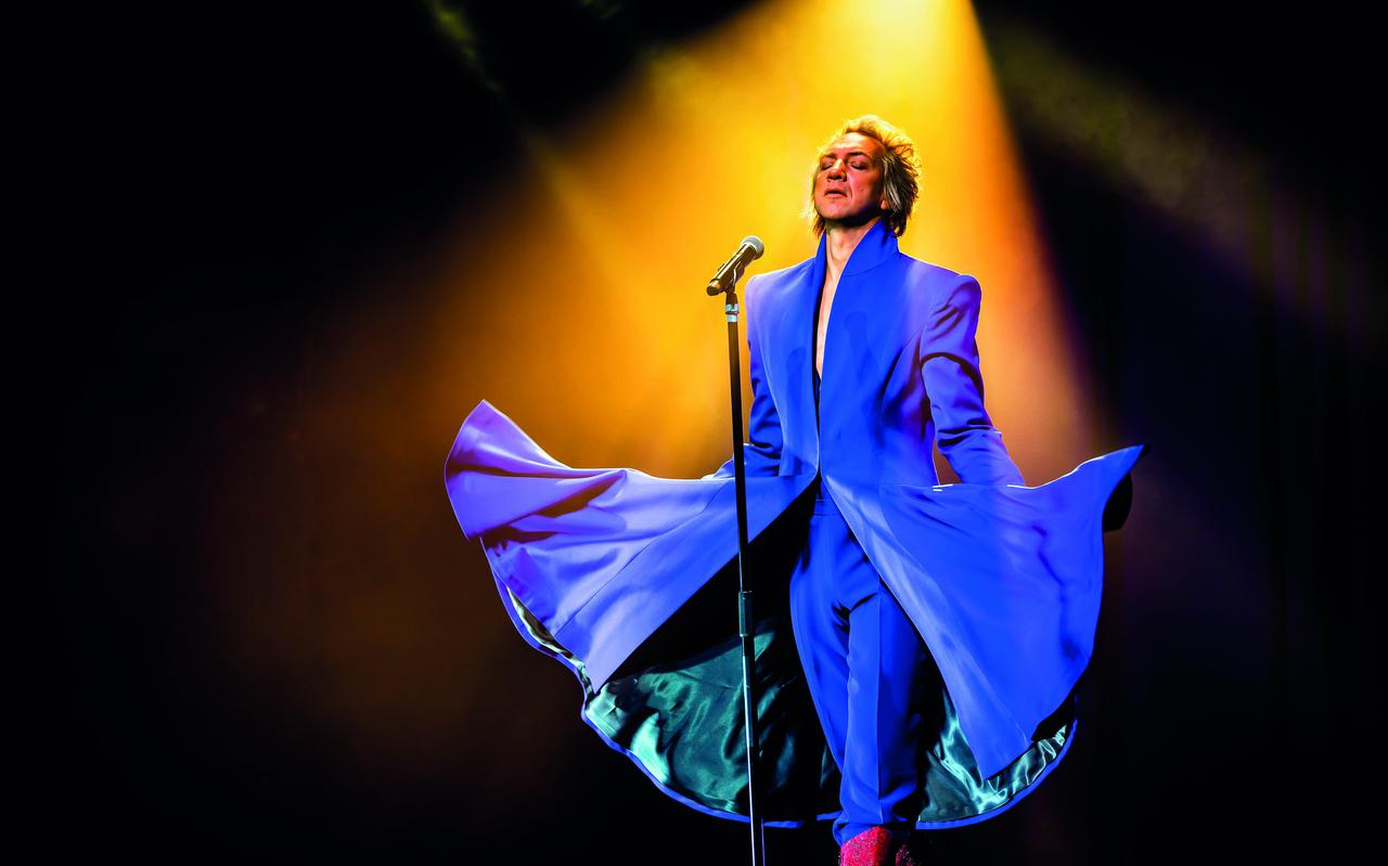 Sven Ratzke ontsteekt een fakkel voor David Bowie in ‘Where are we now.’ 